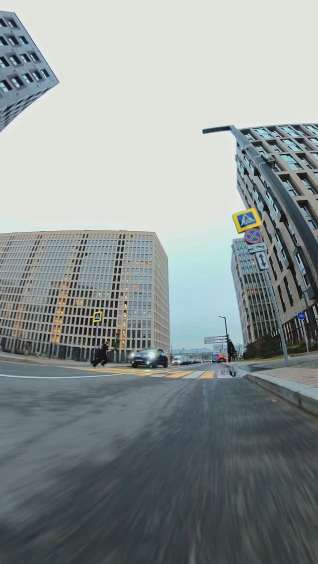 Автомобиль Exeed на городской улице